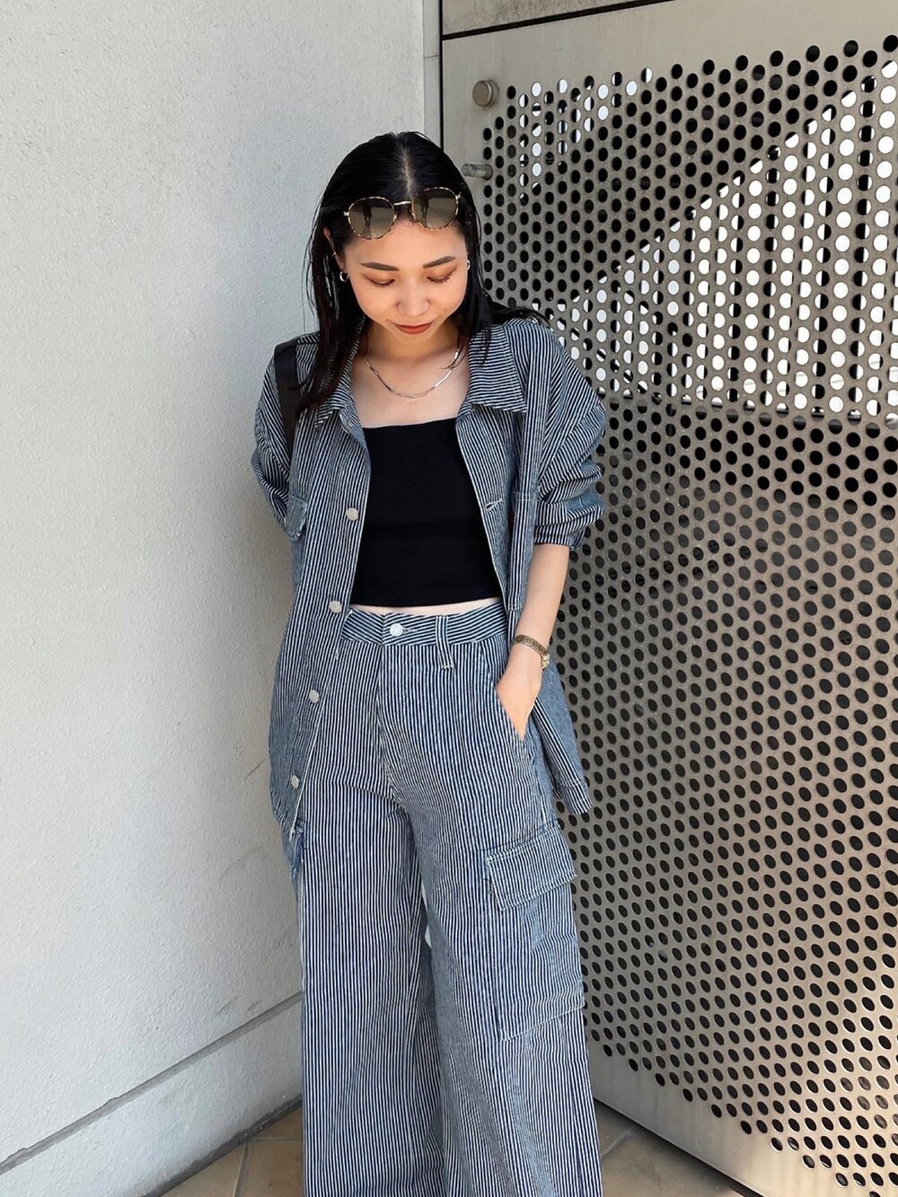 その他のデニムパンツ、その他のブルゾン、ブラック系のキャミソールを着用したレディースの夏コーディネートの3枚目の写真