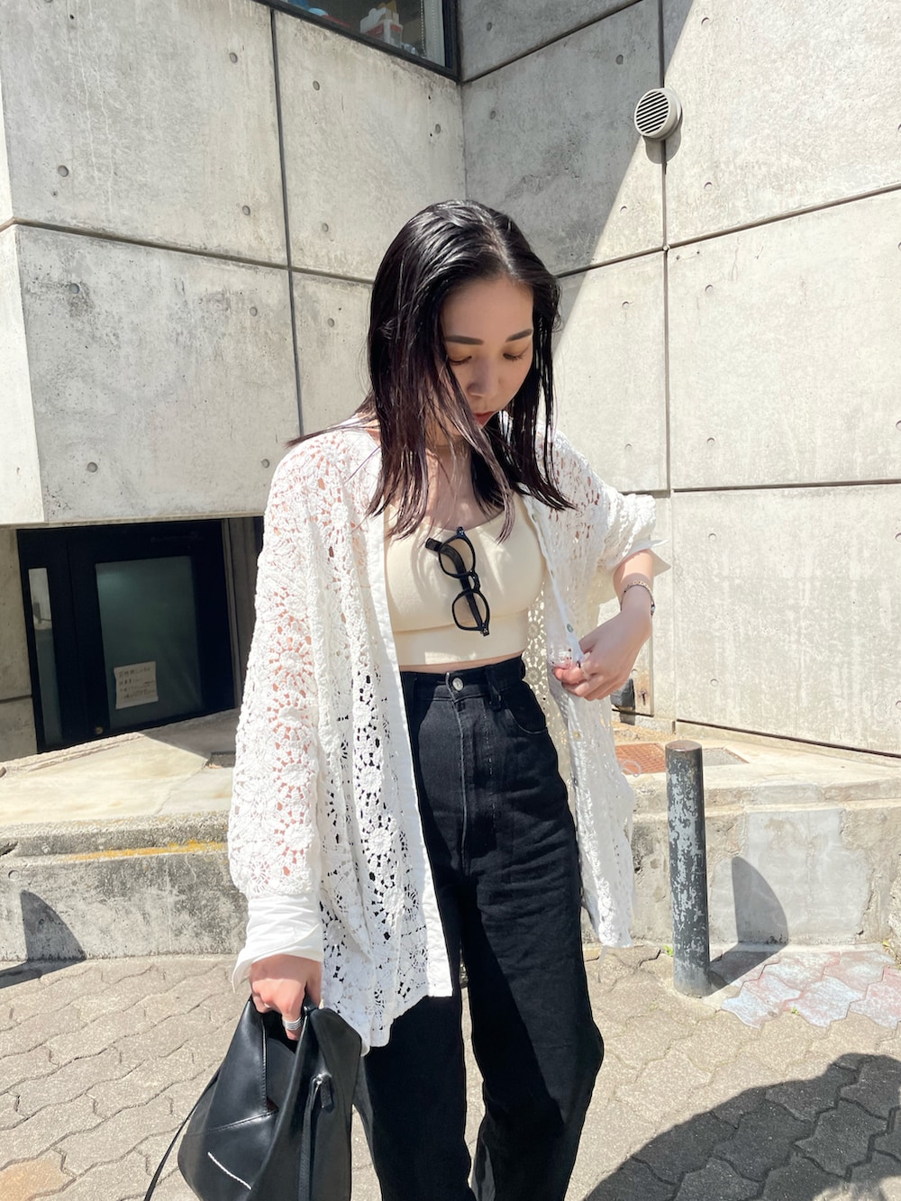 ホワイト系のキャミソール、ブラック系のデニムパンツ、ホワイト系のシャツ/ブラウスを着用したレディースの春コーディネートの3枚目の写真