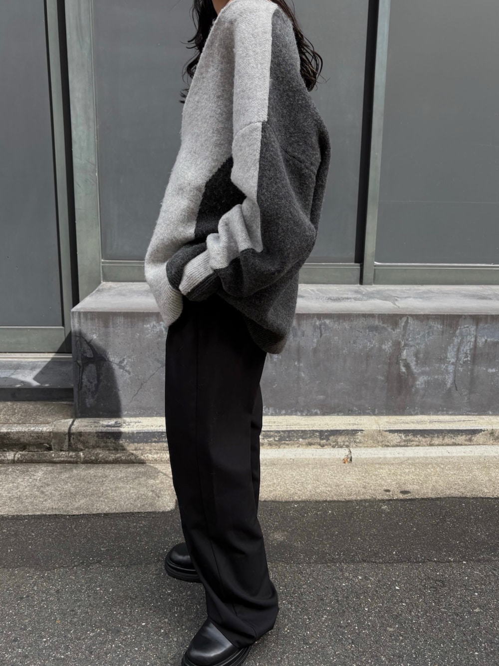 ブラック系のショルダーバッグを着用したレディースの秋コーディネートの3枚目の写真