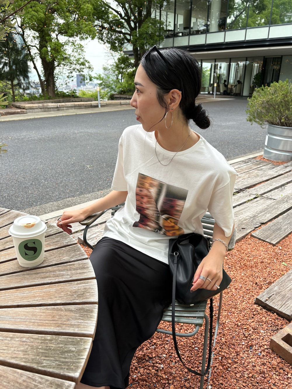 ブラック系のサンダル、ブラック系のショルダーバッグ、シルバー系のネックレスを着用したレディースの夏コーディネートの5枚目の写真