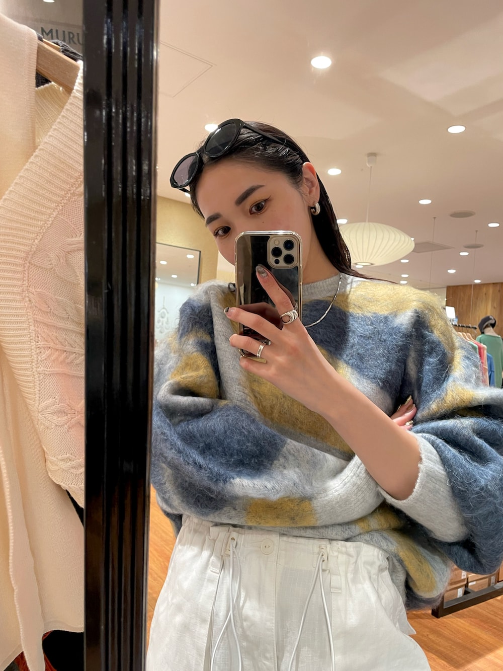 ホワイト系のカーゴパンツ、ブルー系のニット/セーターを着用したレディースの秋コーディネートの2枚目の写真