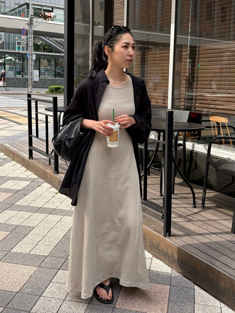 ブラック系のサンダル、ブラック系のシャツ/ブラウス、ブラック系のショルダーバッグを着用したレディースの春コーディネートの2枚目の写真