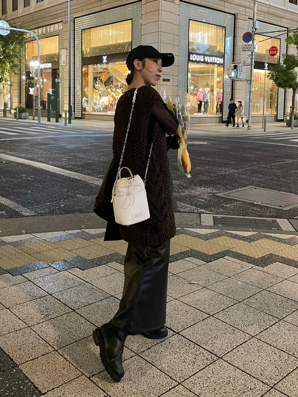 ホワイト系のショルダーバッグ、ブラック系のニット/セーター、ブラウン系のニット/セーターを着用したレディースの秋コーディネートの4枚目の写真