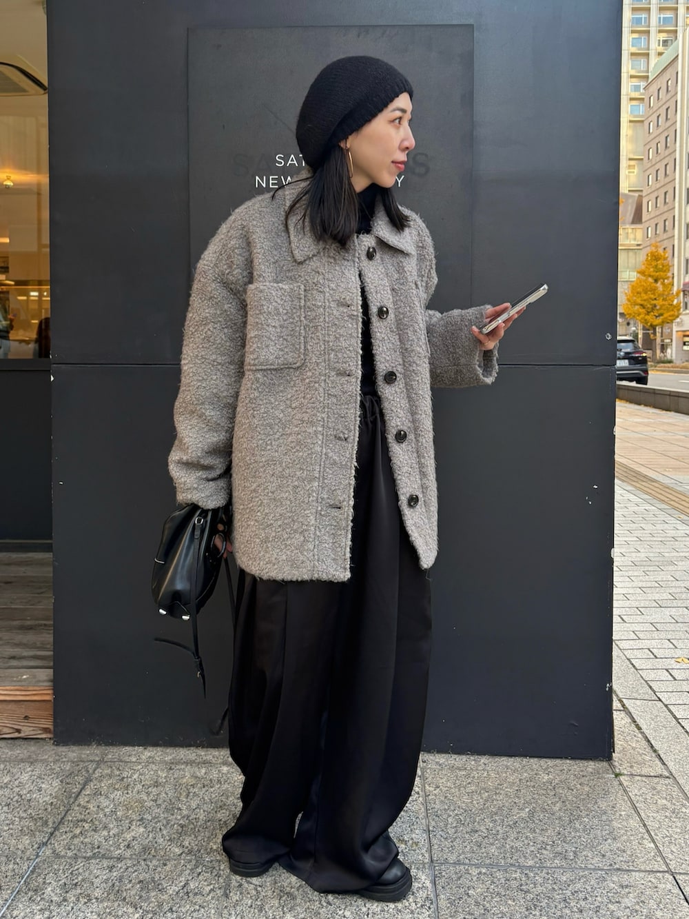 ブラック系のブーツ、ブラック系のショルダーバッグを着用したレディースの冬コーディネートの2枚目の写真