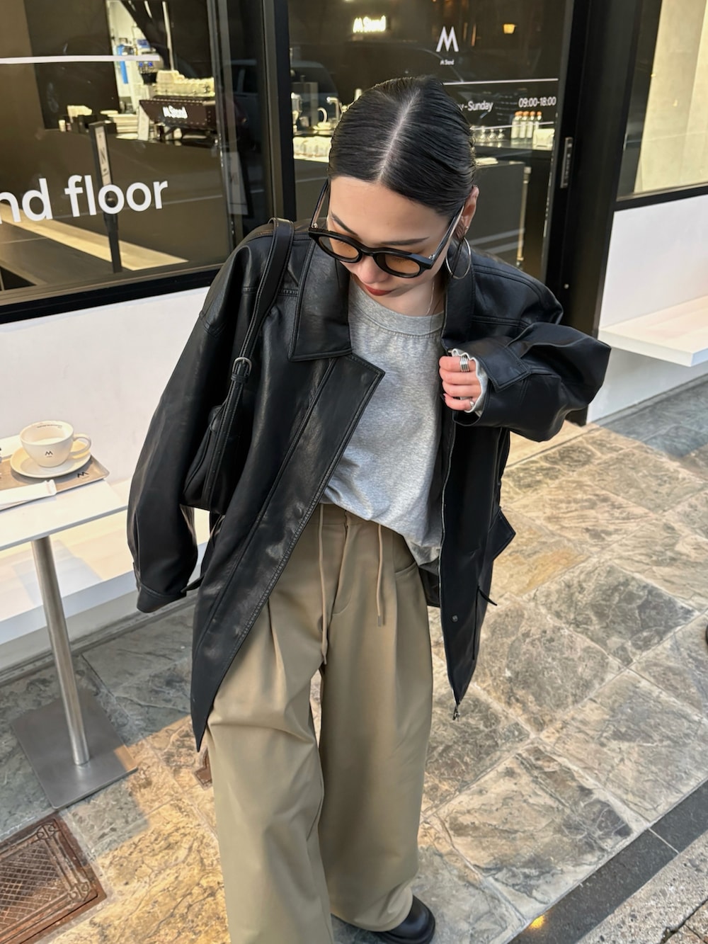 ブラック系のブーツを着用したレディースの冬コーディネートの5枚目の写真