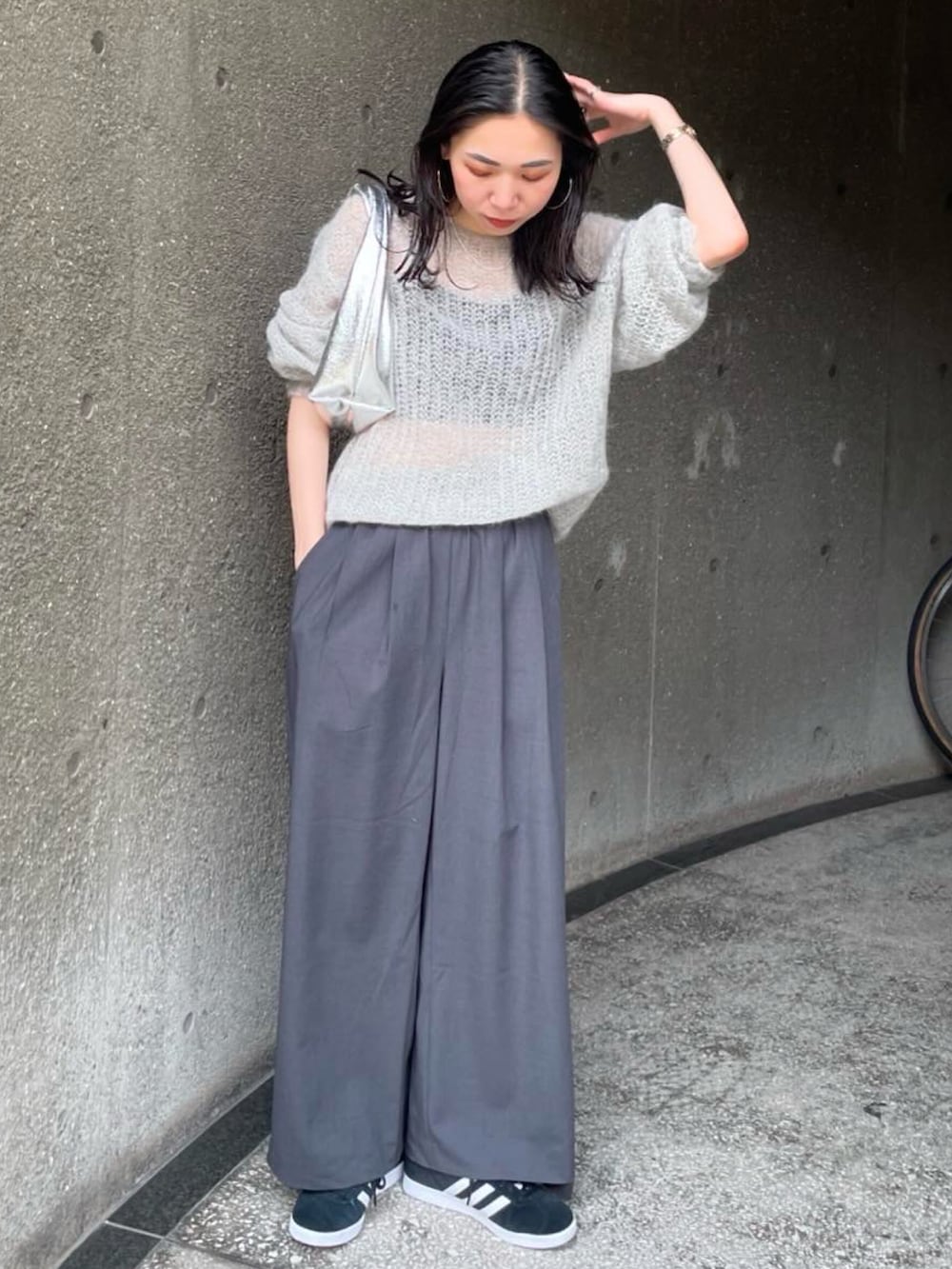 ブラック系のスニーカー、グレー系のニット/セーター、グレー系のその他パンツを着用したレディースの秋コーディネートの3枚目の写真