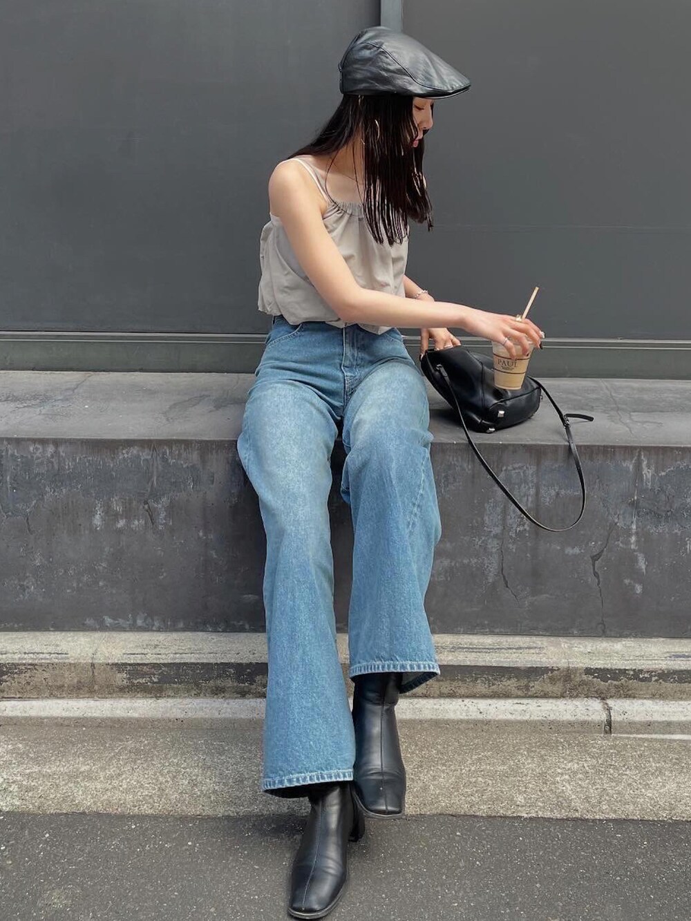 ブラック系のショルダーバッグ、ブラック系のブーツ、ブラック系のハンチング/ベレー帽を着用したレディースの春コーディネートの5枚目の写真