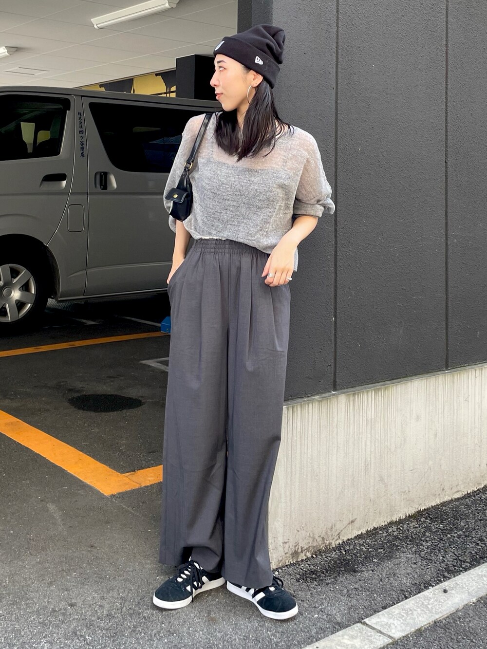 ブラック系のスニーカー、グレー系のその他パンツ、グレー系のニット/セーターを着用したレディースの秋コーディネートの2枚目の写真