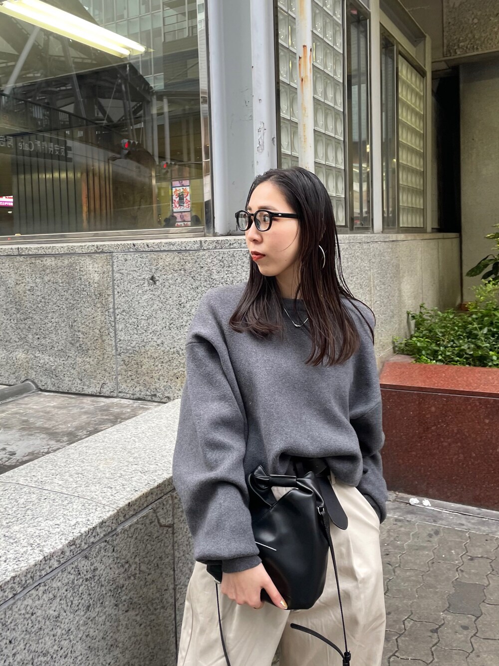 ホワイト系のその他パンツ、グレー系のニット/セーター、ブラック系のショルダーバッグを着用したレディースの冬コーディネートの5枚目の写真