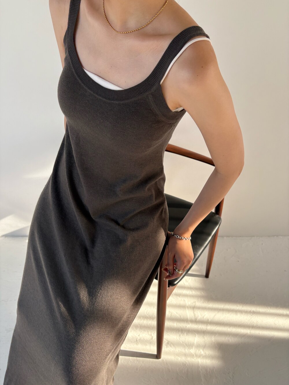 ブラック系のサンダル、ブラック系のハットを着用したレディースの夏コーディネートの4枚目の写真