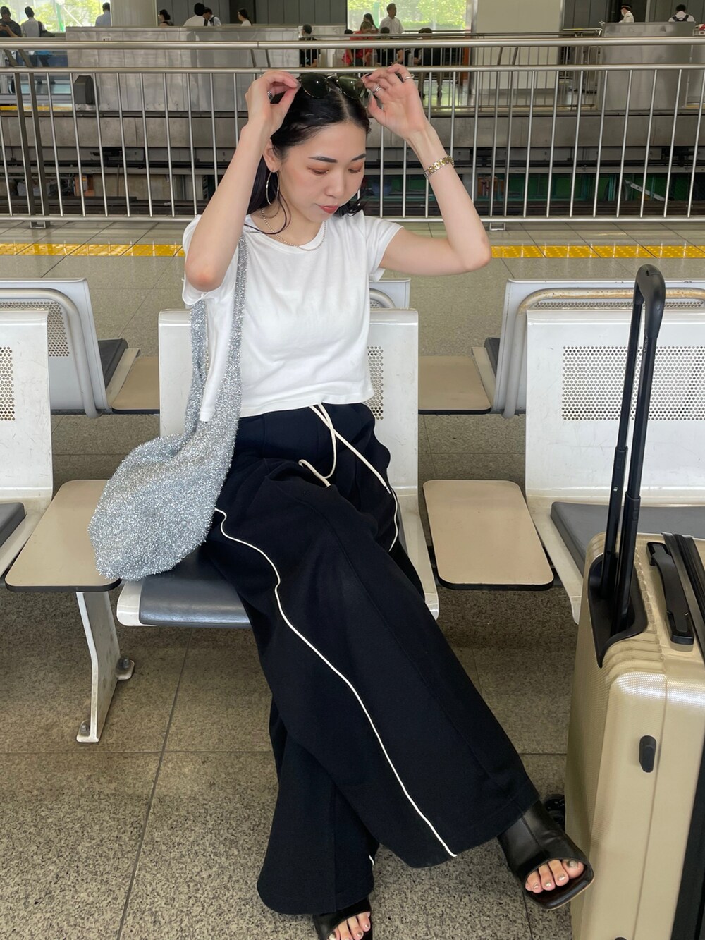 ホワイト系のTシャツ/カットソー、ブラック系のその他パンツ、ブラック系のサンダルを着用したレディースの夏コーディネートの2枚目の写真