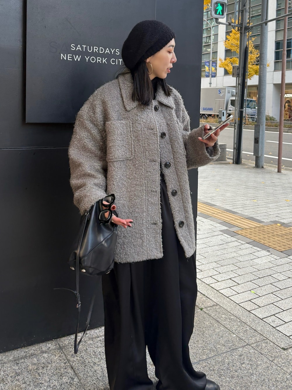 ブラック系のブーツ、ブラック系のショルダーバッグを着用したレディースの冬コーディネートの3枚目の写真