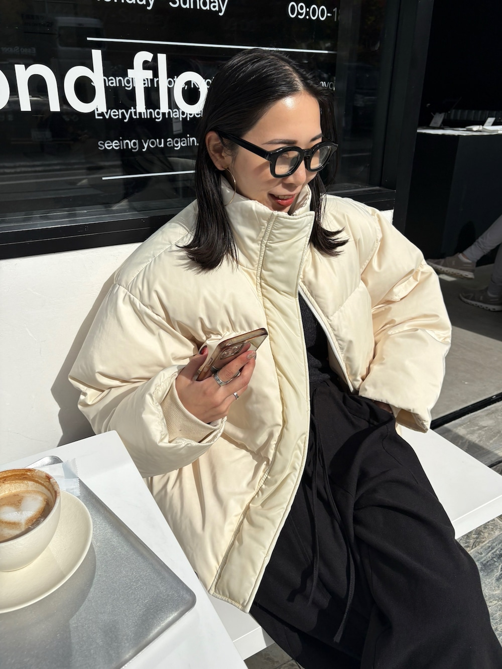 ブラック系のブーツを着用したレディースの秋コーディネートの4枚目の写真