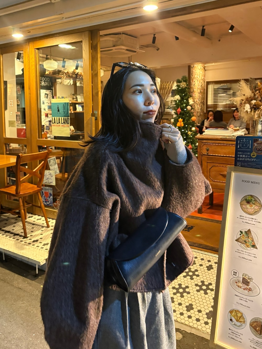 ブラウン系のその他アウター、ブラック系のショルダーバッグ、ブラック系のブーツを着用したレディースの秋コーディネートの3枚目の写真