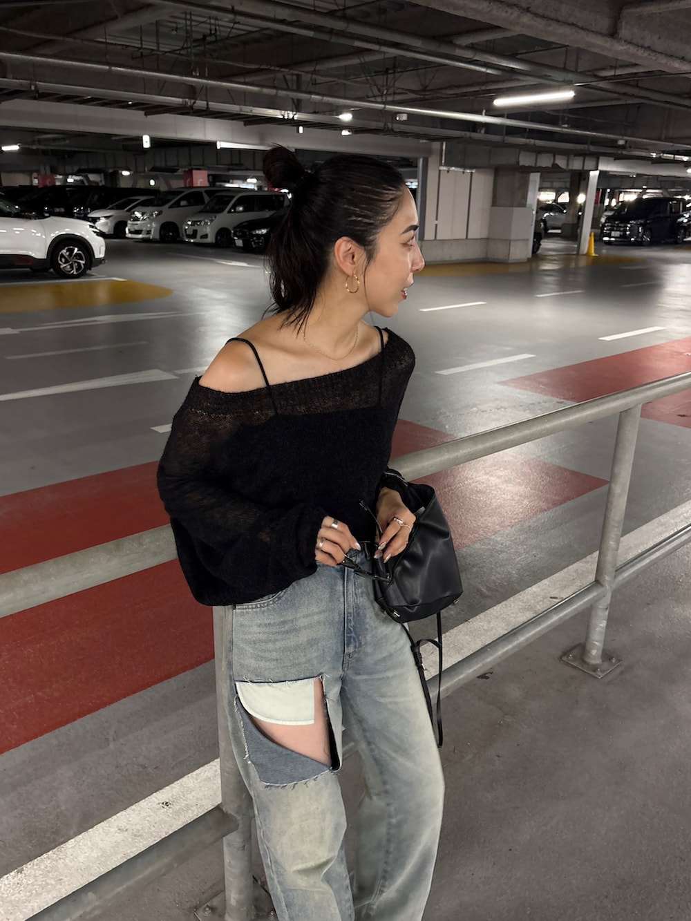 ブラック系のショルダーバッグ、ブラック系のブーツを着用したレディースの夏コーディネートの4枚目の写真