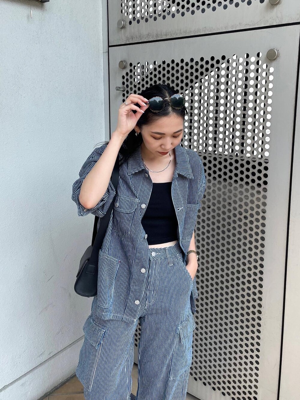 その他のデニムパンツ、その他のブルゾン、ブラック系のキャミソールを着用したレディースの夏コーディネートの4枚目の写真