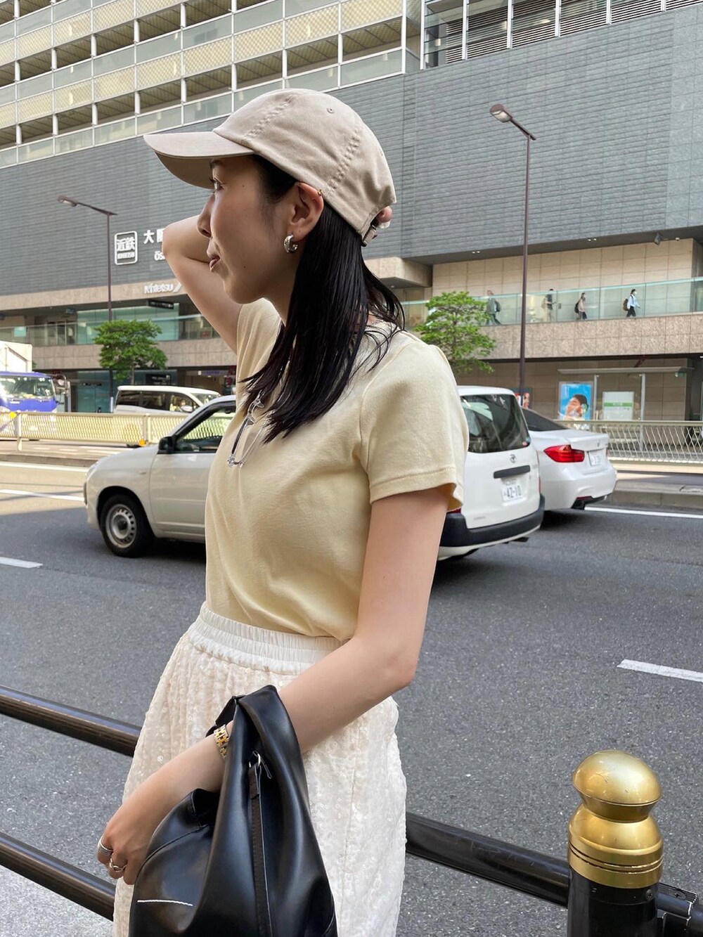 ホワイト系のその他パンツ、イエロー系のTシャツ/カットソー、ブラック系のショルダーバッグを着用したレディースの春コーディネートの4枚目の写真