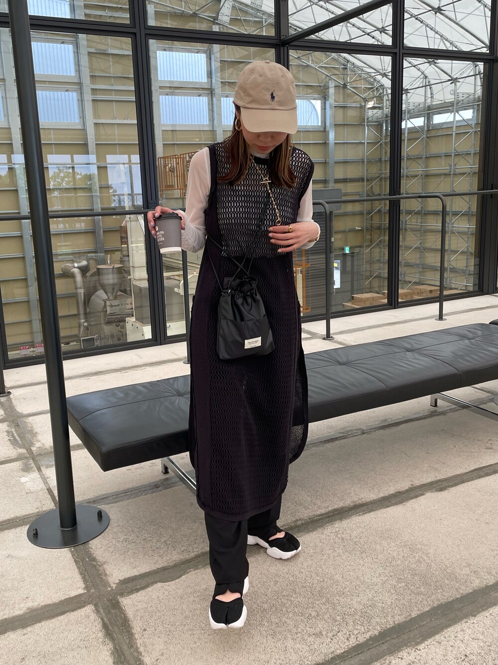 ホワイト系のTシャツ/カットソー、ブラック系のショルダーバッグ、ブラック系のスニーカーを着用したレディースの春コーディネートの4枚目の写真