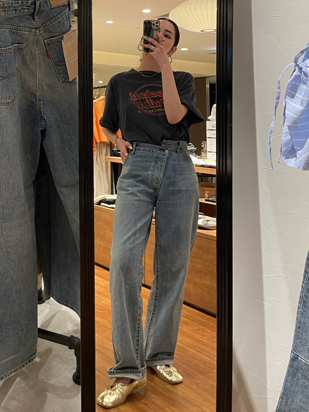 グレー系のTシャツ/カットソー、ブルー系のデニムパンツ、ゴールド系のパンプスを着用したレディースの春コーディネートの2枚目の写真