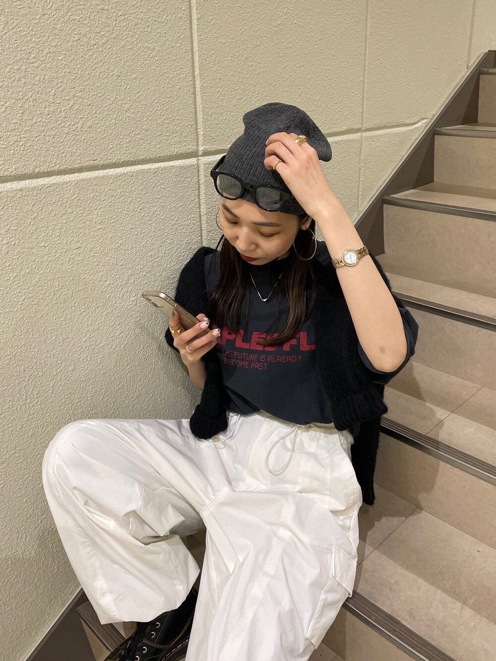 ホワイト系のカーゴパンツ、グレー系のTシャツ/カットソー、ブラック系のブーツを着用したレディースの冬コーディネートの4枚目の写真