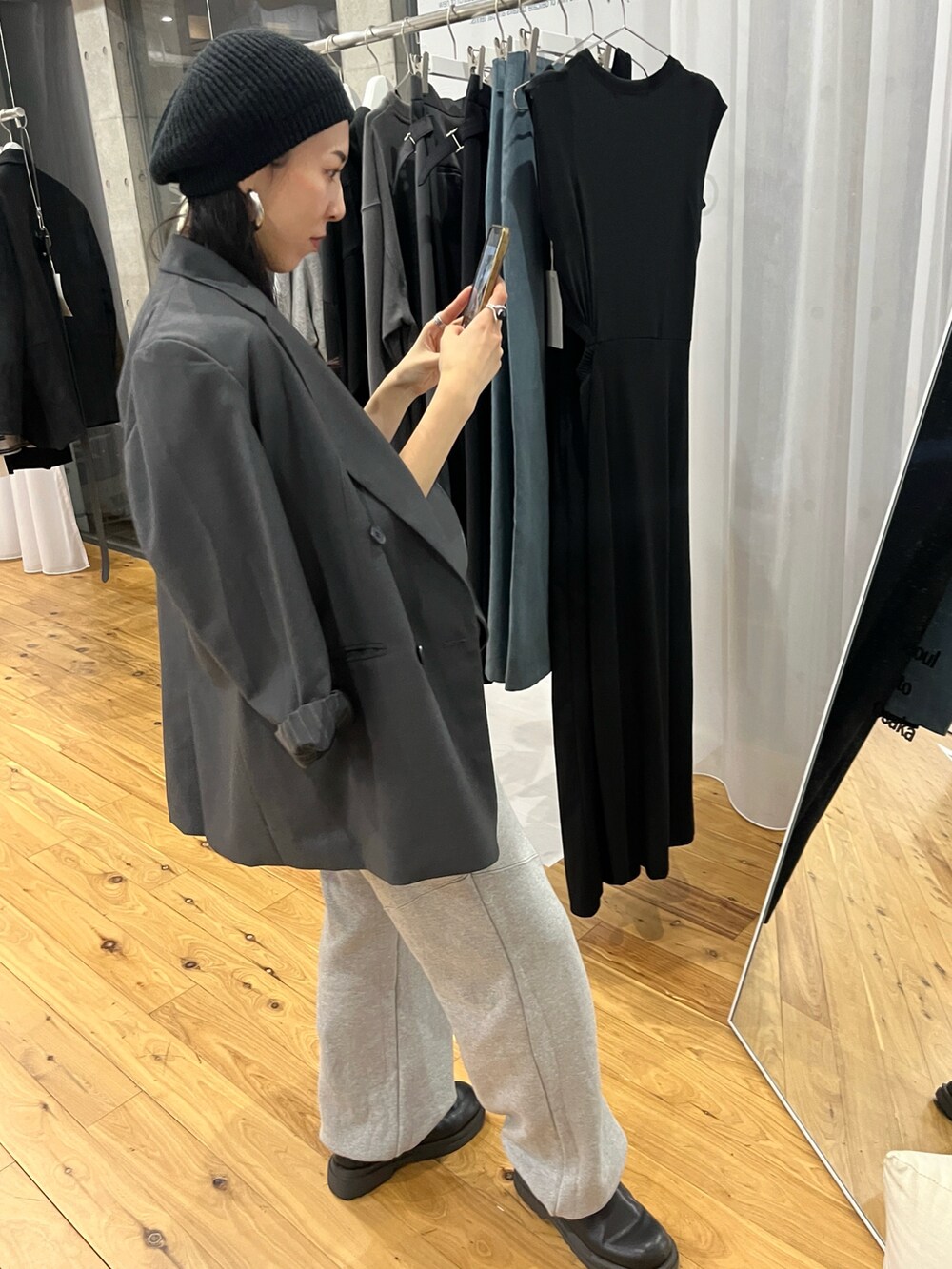 ブラック系のTシャツ/カットソー、ブラック系のショルダーバッグ、ブラック系のブーツを着用したレディースの秋コーディネートの3枚目の写真