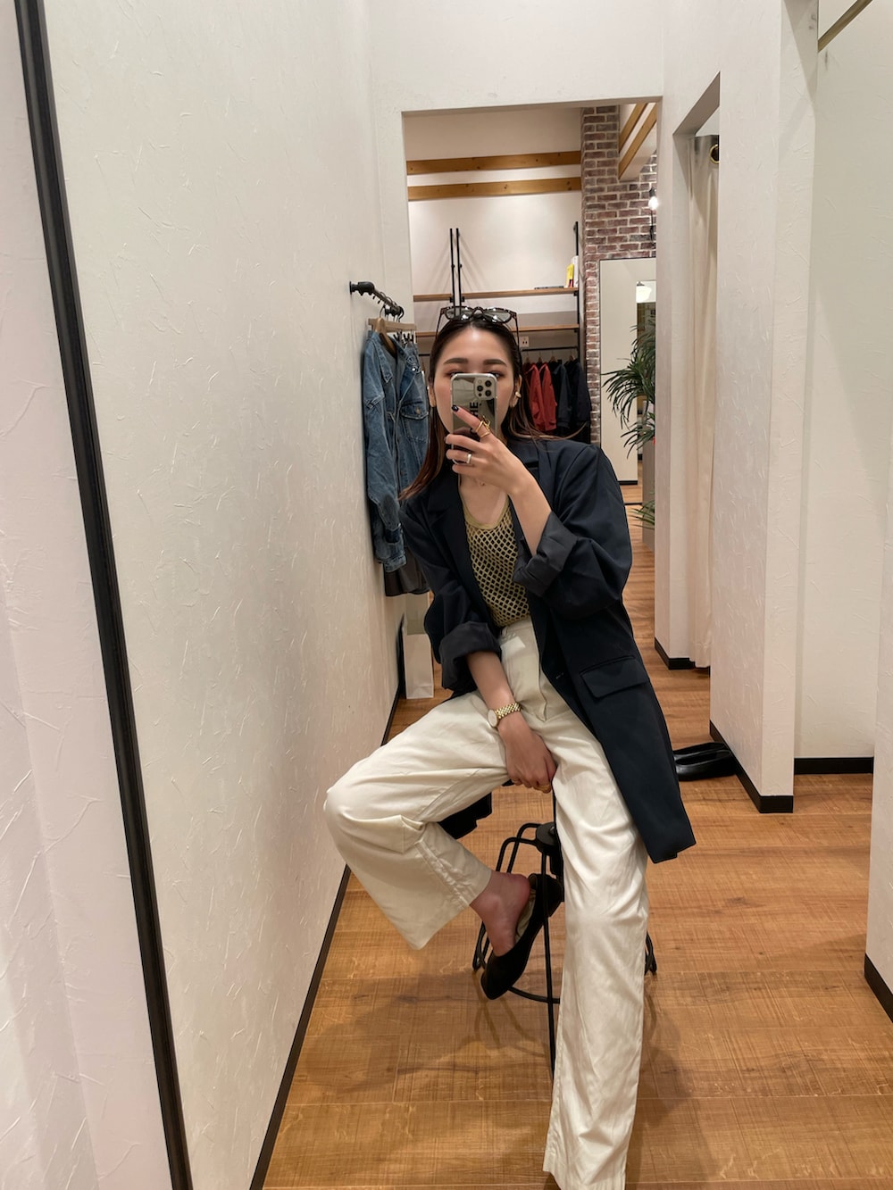 ホワイト系のパンツ、グレー系のテーラードジャケット、グリーン系のタンクトップを着用したレディースの夏コーディネートの2枚目の写真