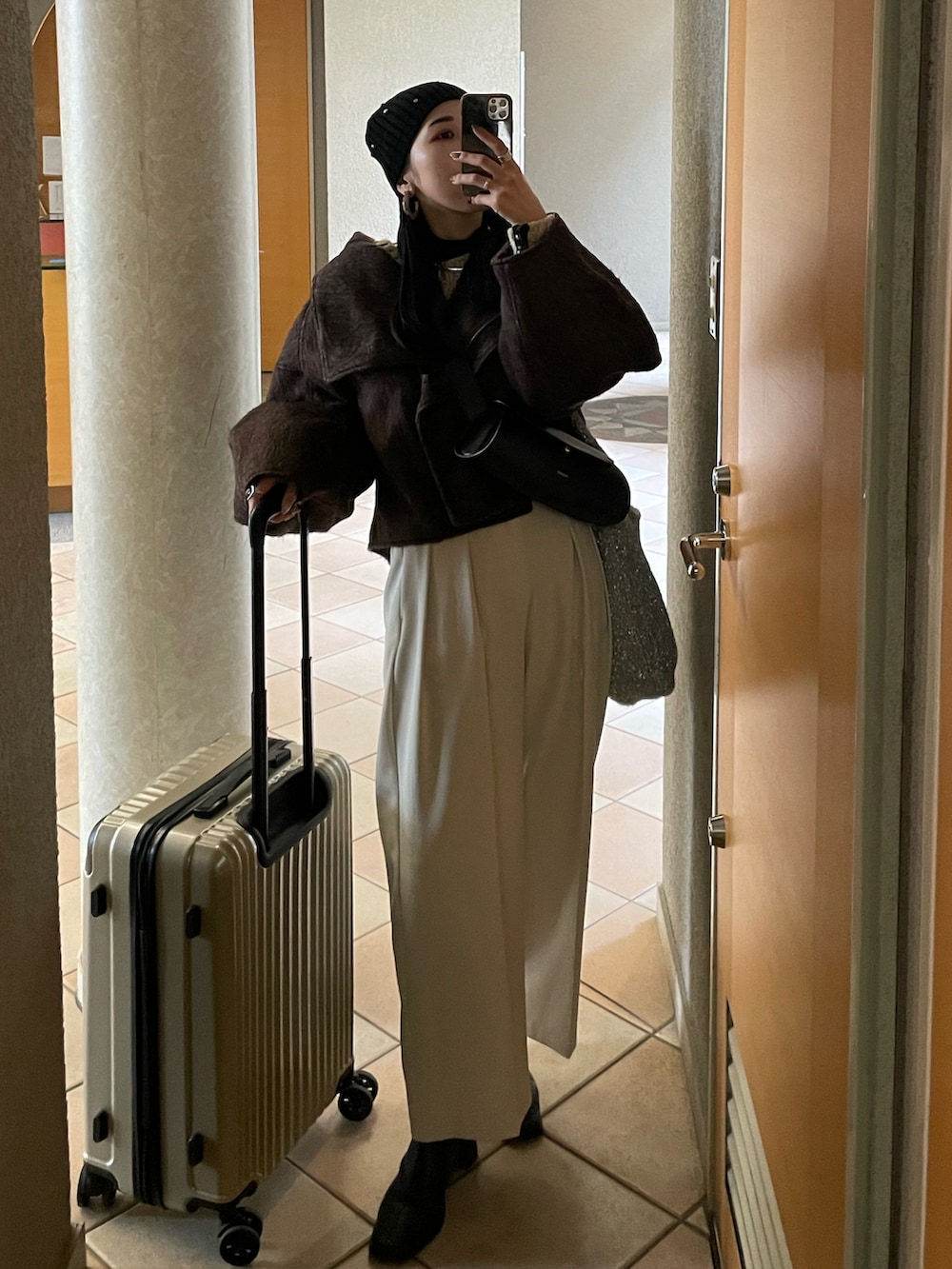 ホワイト系のその他パンツ、ブラウン系のその他アウター、シルバー系のトートバッグを着用したレディースの冬コーディネートの3枚目の写真