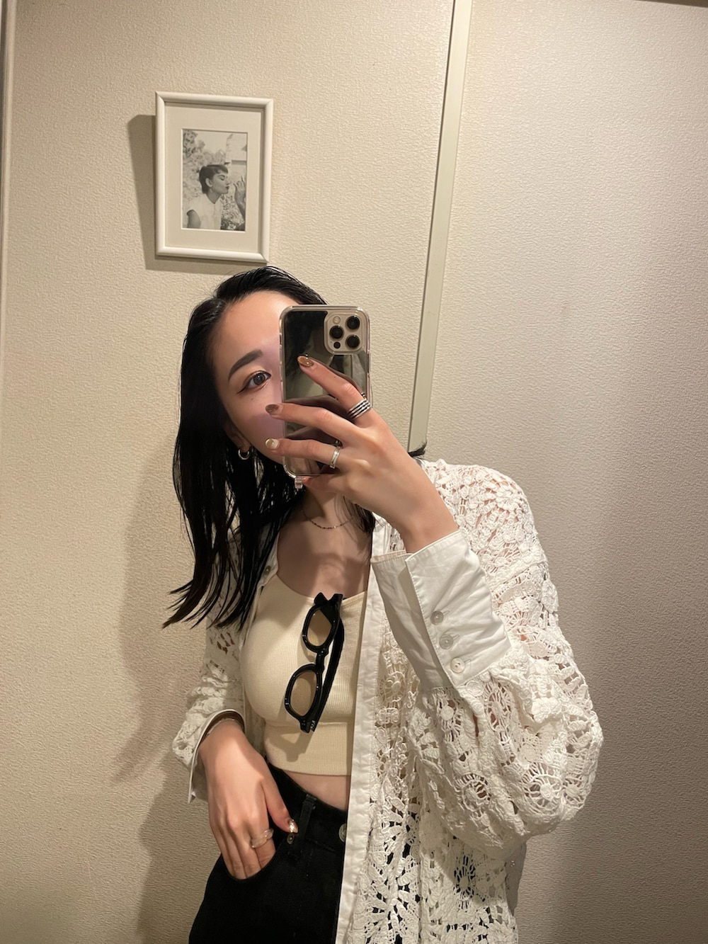 ホワイト系のキャミソール、ブラック系のデニムパンツ、ホワイト系のシャツ/ブラウスを着用したレディースの春コーディネートの5枚目の写真