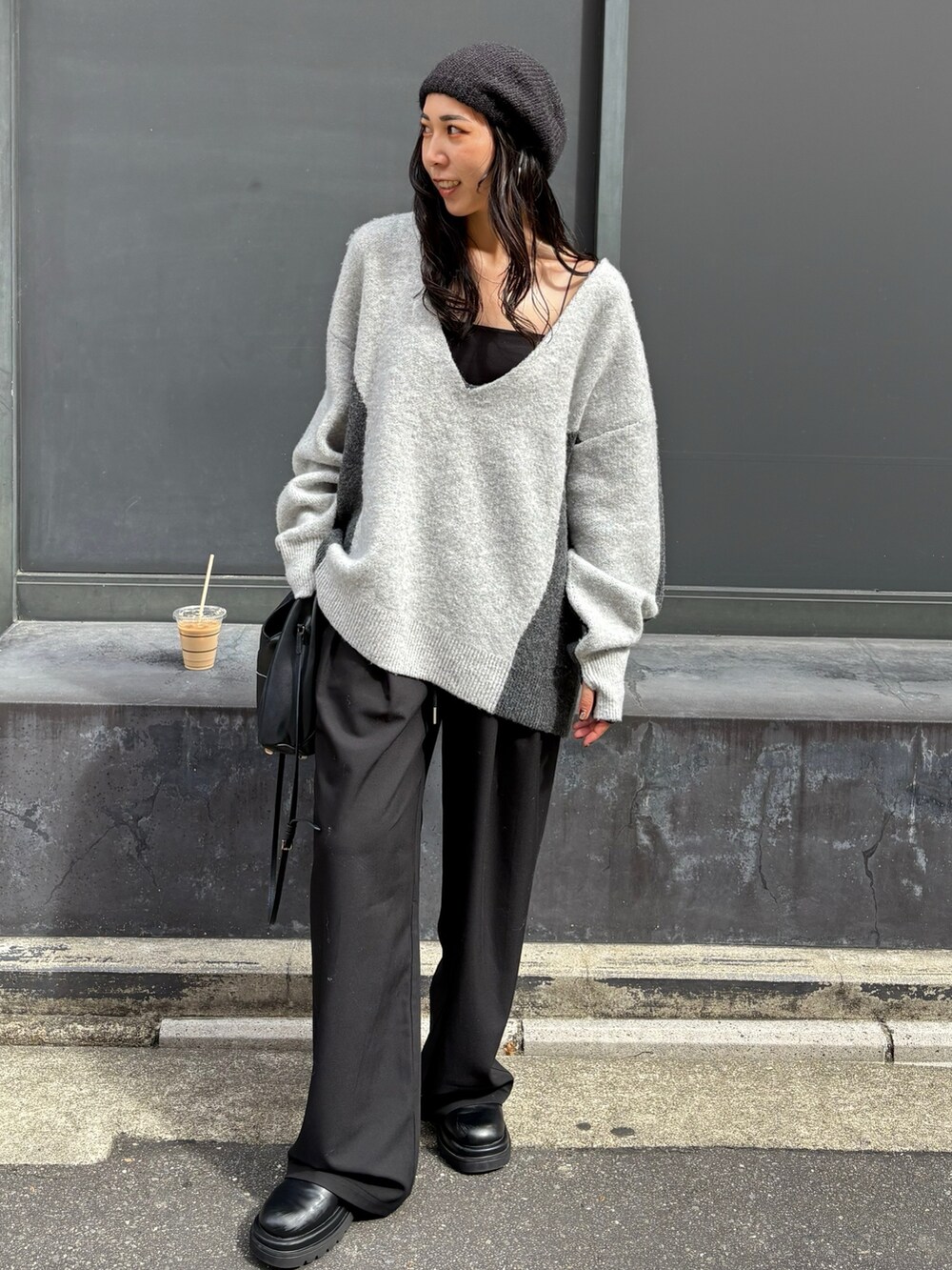 ブラック系のショルダーバッグを着用したレディースの秋コーディネートの2枚目の写真