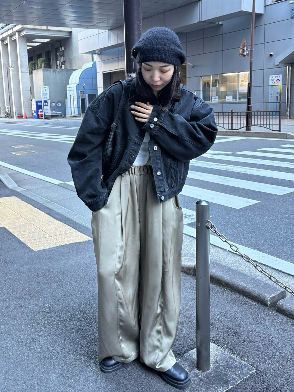 ブラック系のブーツを着用したレディースの冬コーディネートの4枚目の写真