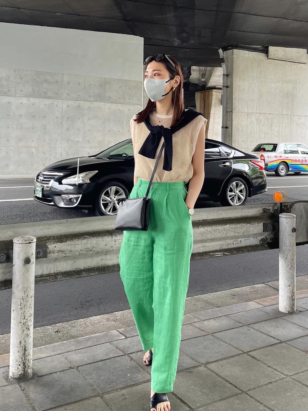 ベージュ系のタンクトップ、グリーン系のその他パンツ、ブラック系のサンダルを着用したレディースの春コーディネートの3枚目の写真