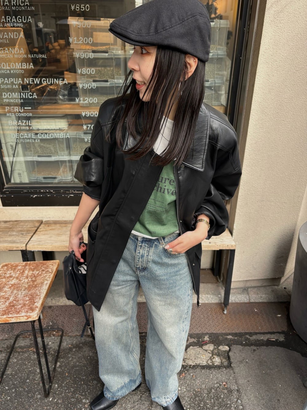 ブラック系のブーツ、ブラック系のショルダーバッグ、ブラック系のハンチング/ベレー帽を着用したレディースの冬コーディネートの4枚目の写真