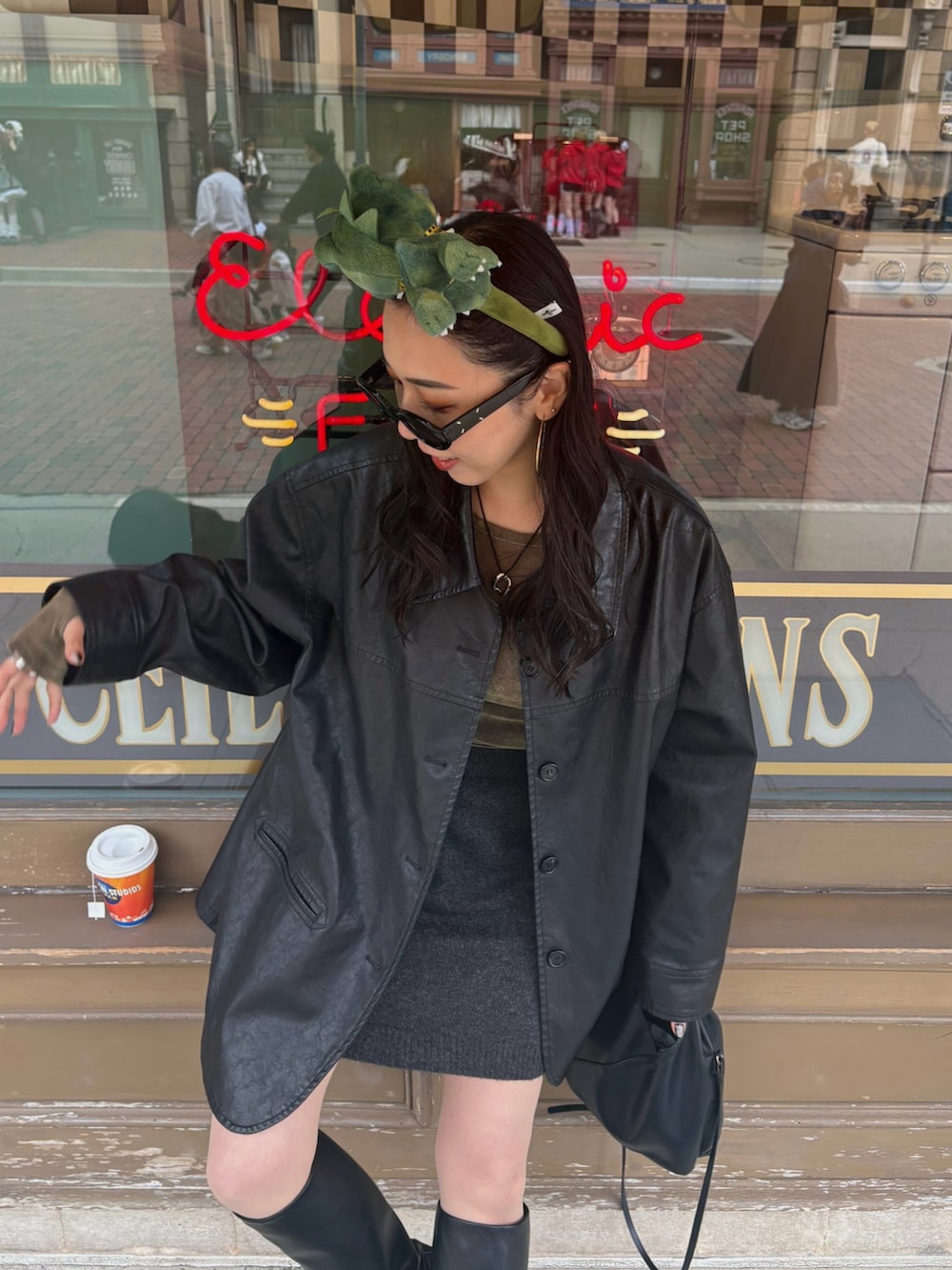 ブラック系のブーツ、ブラック系のショルダーバッグ、グリーン系のTシャツ/カットソーを着用したレディースの秋コーディネートの4枚目の写真