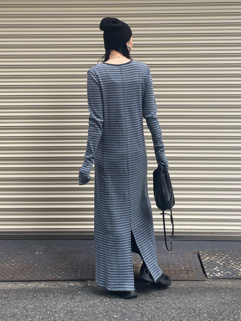 その他のワンピース、ブラック系のスニーカー、ブラック系のニットキャップ/ビーニーを着用したレディースの春コーディネートの3枚目の写真