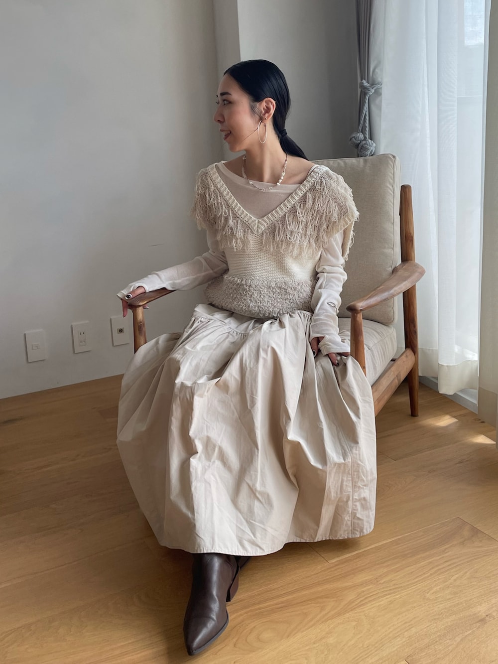 ホワイト系のスカート、ホワイト系のベスト、ホワイト系のTシャツ/カットソーを着用したレディースの春コーディネートの5枚目の写真