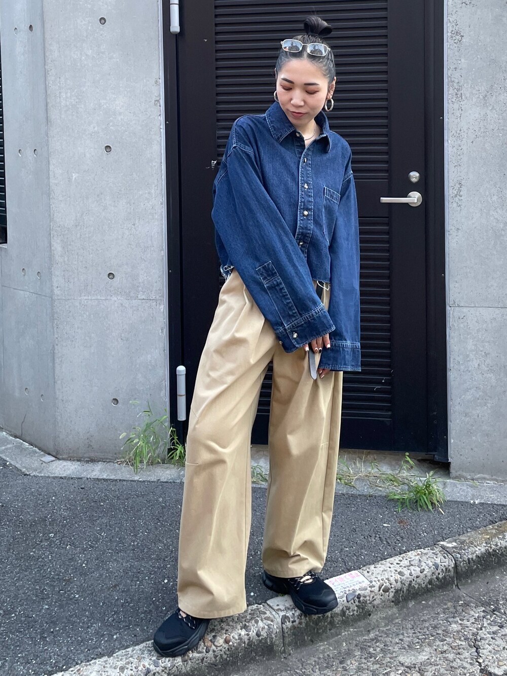 ホワイト系のキャミソール、ブルー系のシャツ/ブラウス、ベージュ系のチノパンツを着用したレディースの冬コーディネートの4枚目の写真