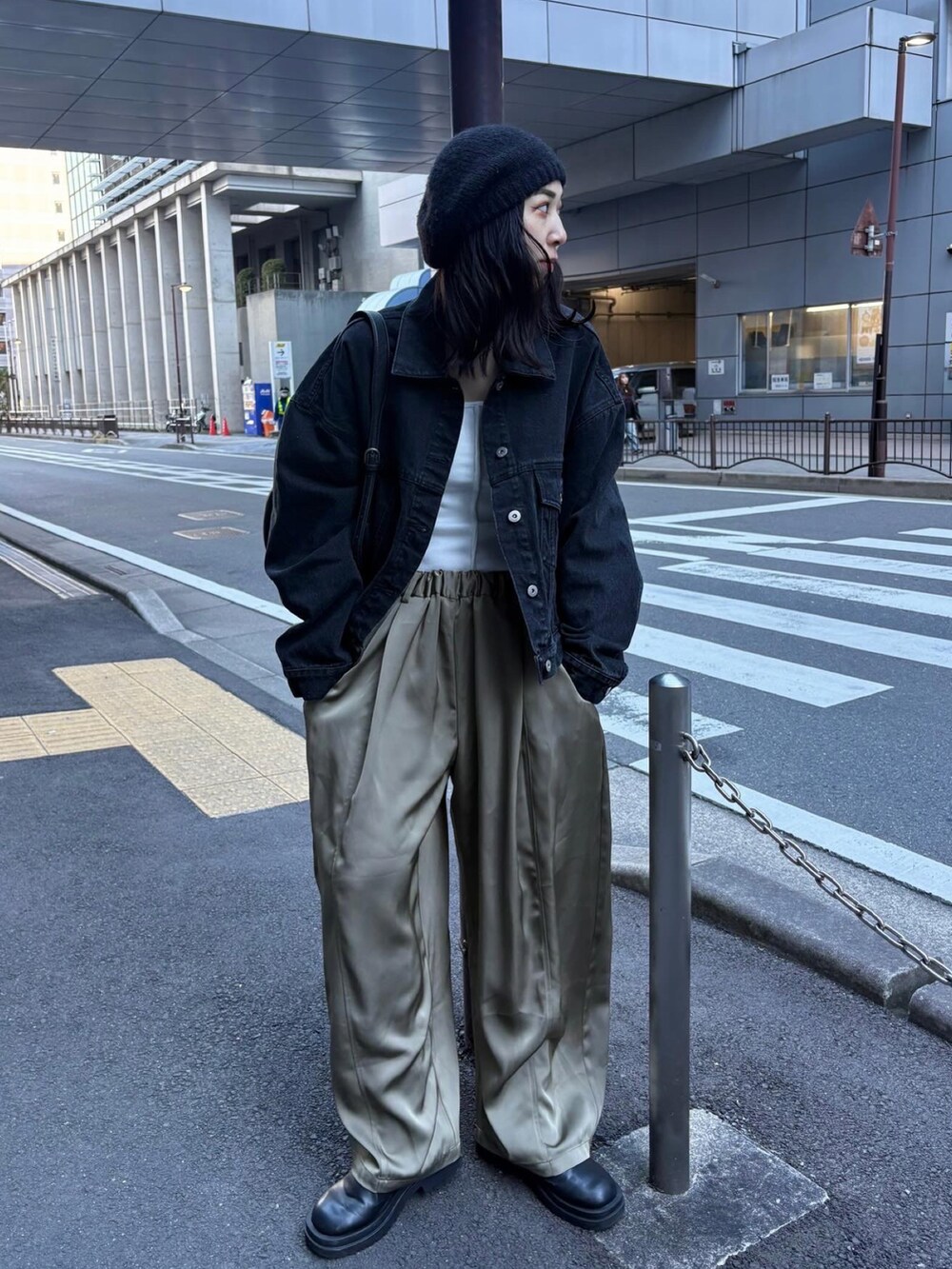 ブラック系のブーツを着用したレディースの冬コーディネートの2枚目の写真