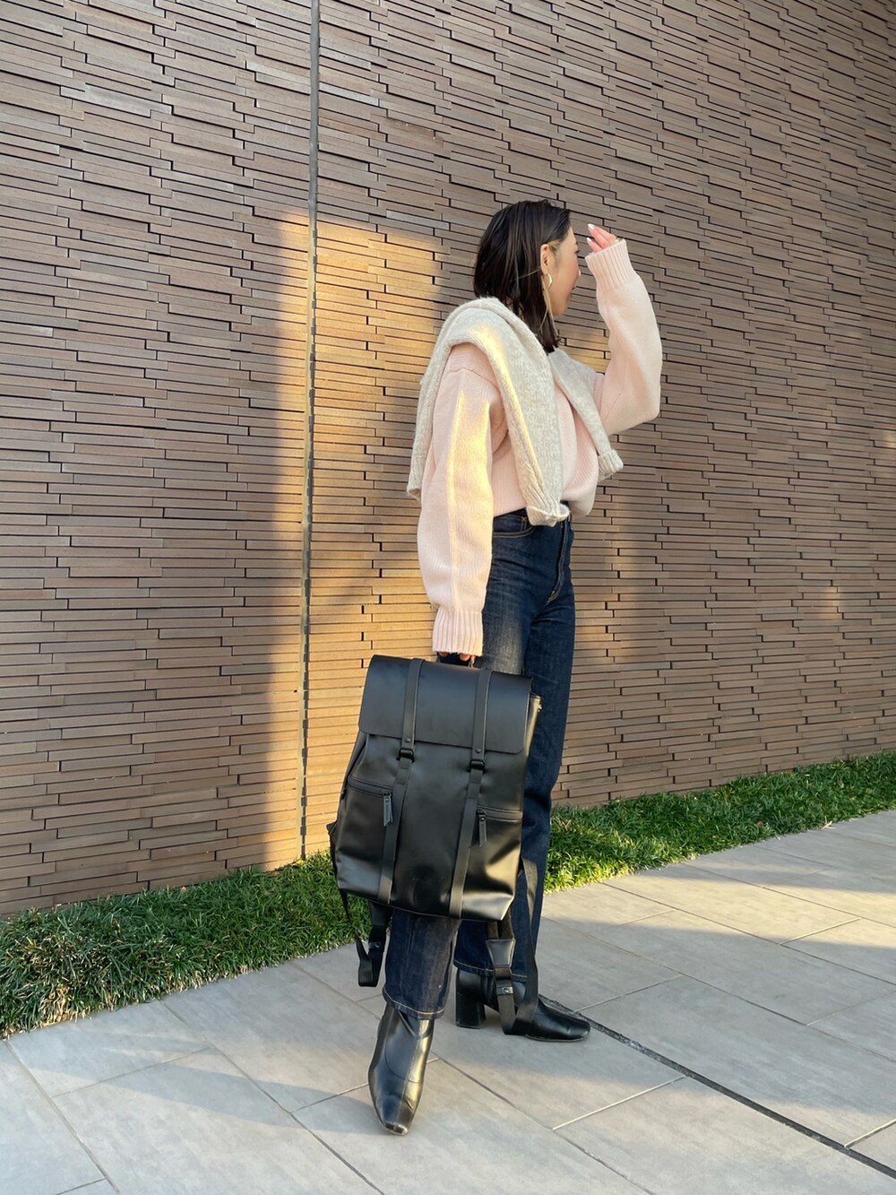 ホワイト系のニット/セーター、ピンク系のニット/セーター、ブルー系のデニムパンツを着用したレディースの冬コーディネートの2枚目の写真