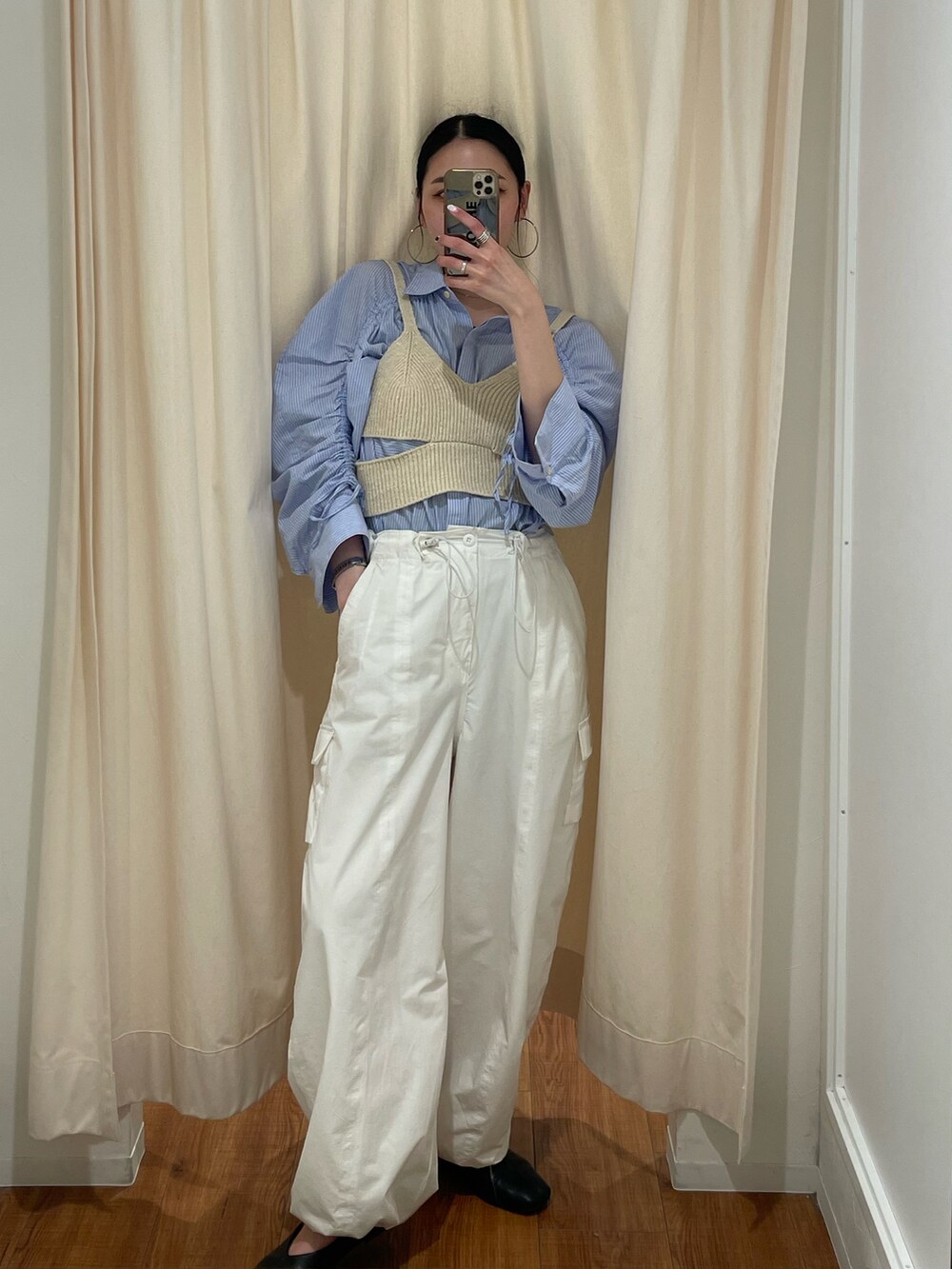 ホワイト系のカーゴパンツ、ホワイト系のニット/セーター、その他のシャツ/ブラウスを着用したレディースの春コーディネートの2枚目の写真