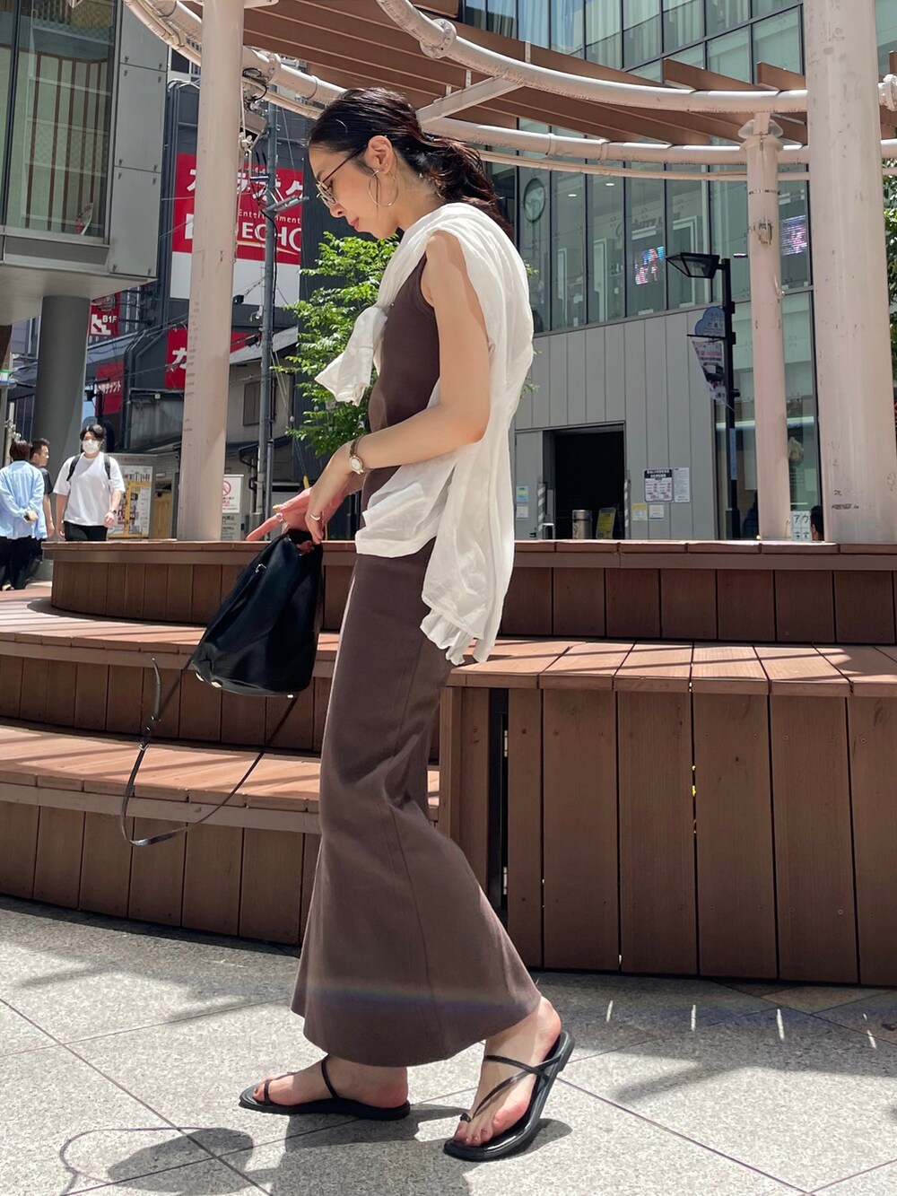 ホワイト系のシャツ/ブラウス、ブラック系のショルダーバッグ、ブラウン系のワンピースを着用したレディースの夏コーディネートの2枚目の写真