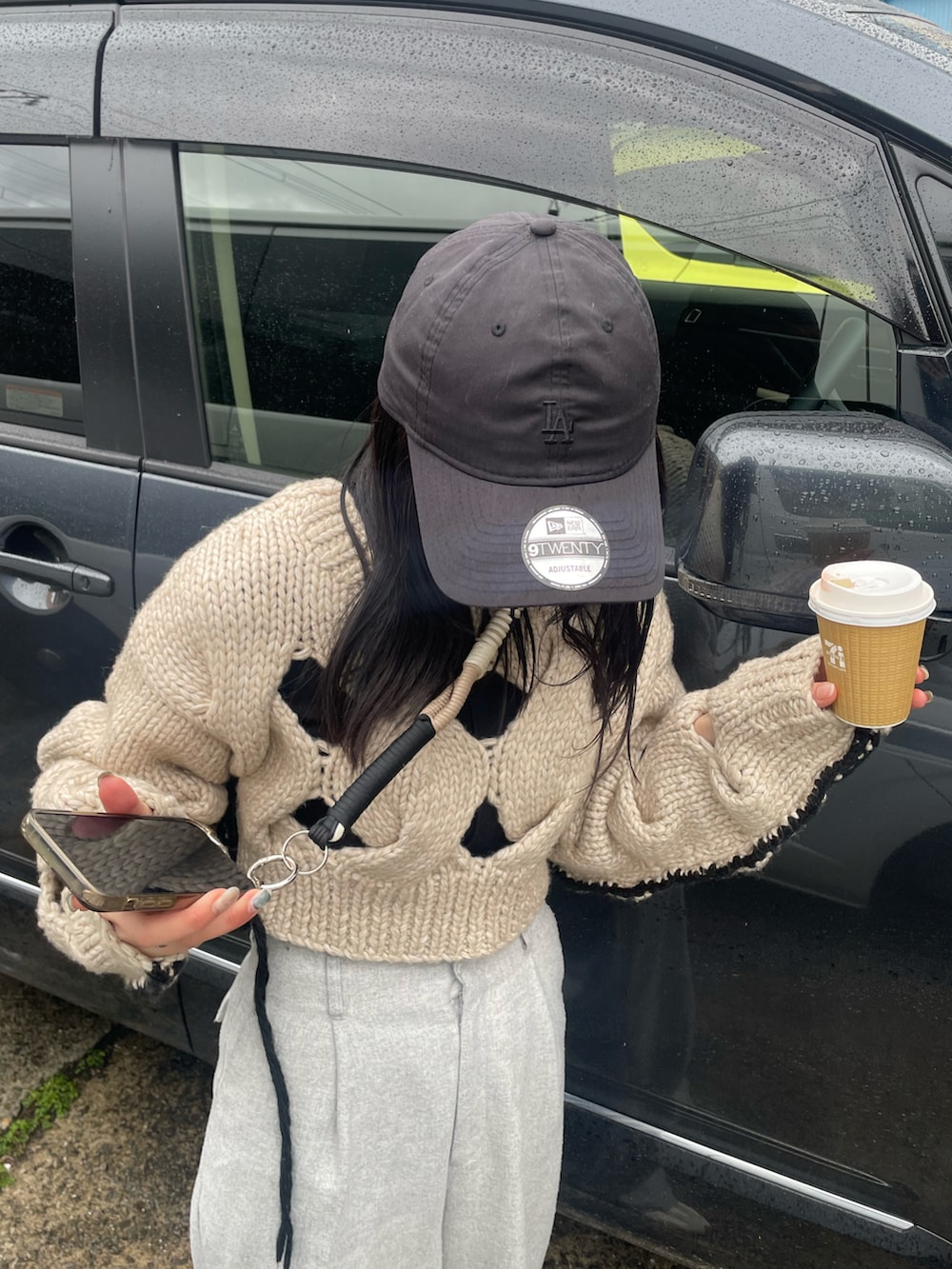 ホワイト系のニット/セーター、グレー系のその他パンツ、ブラック系のショルダーバッグを着用したレディースの冬コーディネートの5枚目の写真