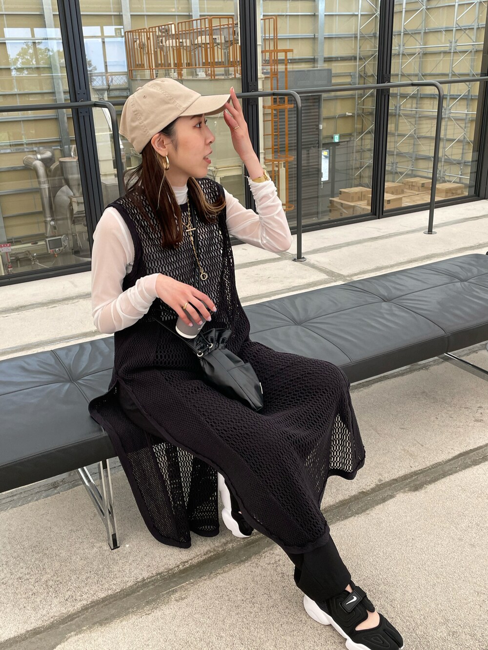 ホワイト系のTシャツ/カットソー、ブラック系のショルダーバッグ、ブラック系のスニーカーを着用したレディースの春コーディネートの3枚目の写真