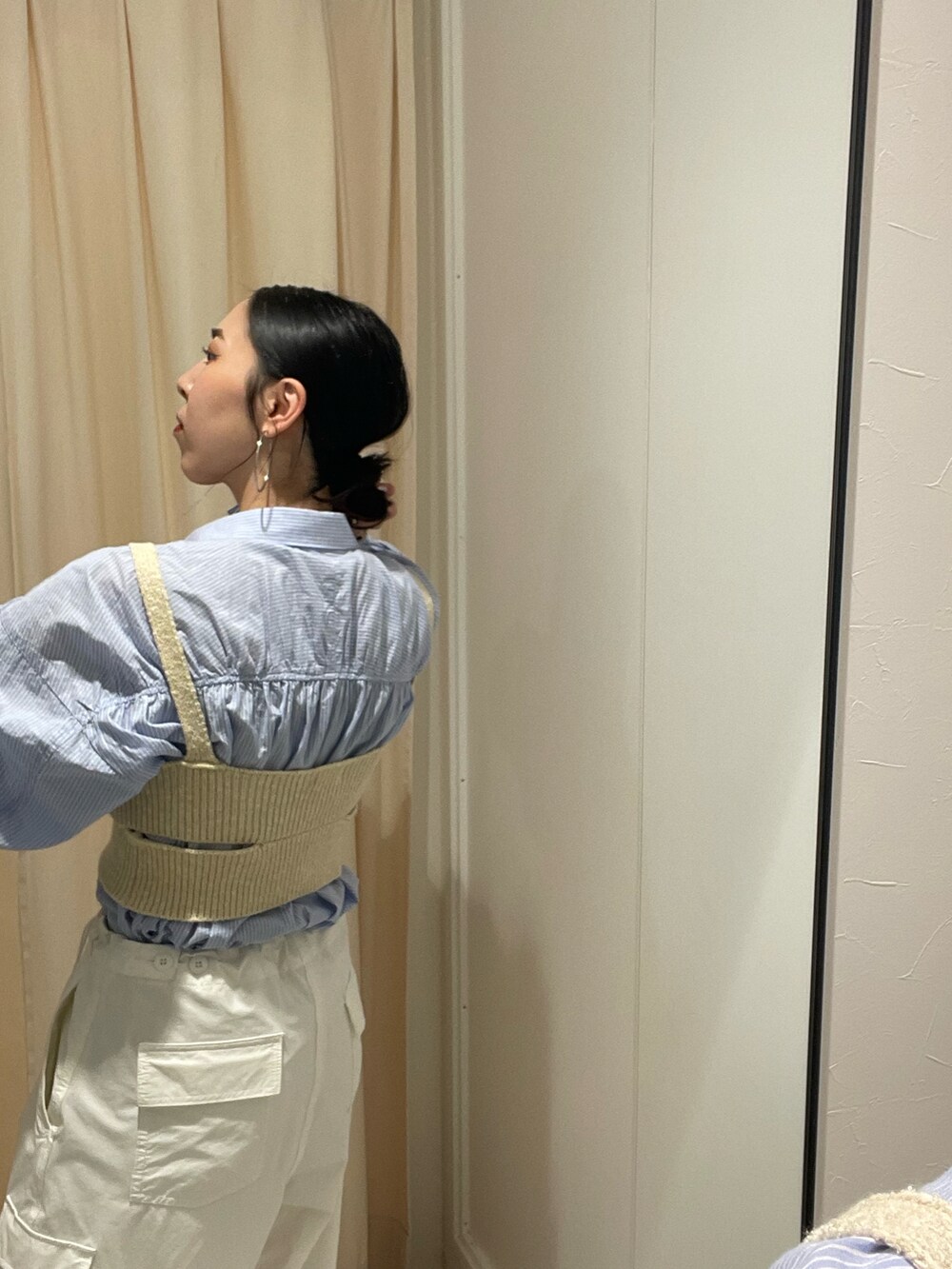 ホワイト系のカーゴパンツ、ホワイト系のニット/セーター、その他のシャツ/ブラウスを着用したレディースの春コーディネートの3枚目の写真