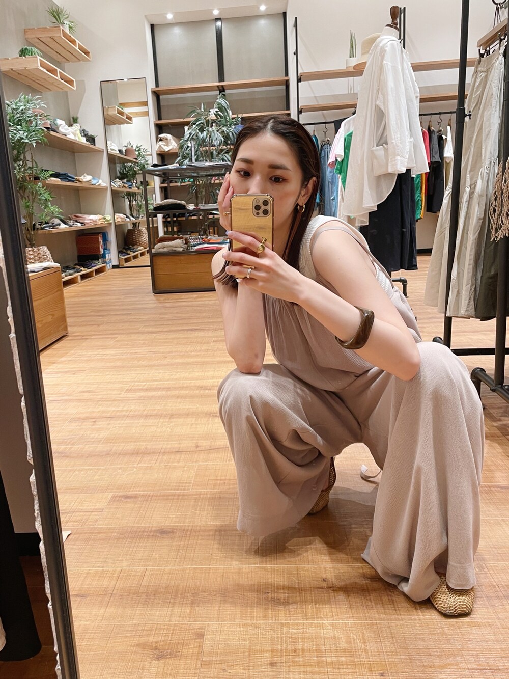 ベージュ系のオールインワン・サロペット、ブラウン系のその他シューズ、ベージュ系のハットを着用したレディースの春コーディネートの3枚目の写真