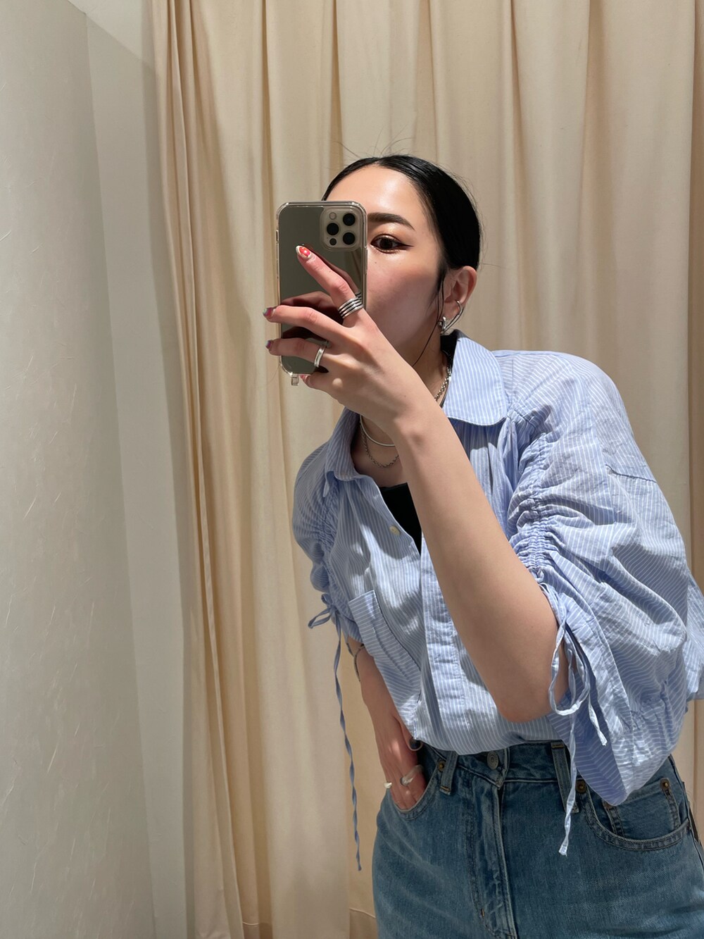 その他のシャツ/ブラウス、ブルー系のデニムパンツ、グレー系のサンダルを着用したレディースの夏コーディネートの5枚目の写真