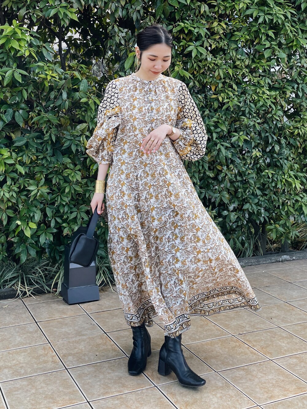 ホワイト系のワンピース、ブラック系のハンドバッグを着用したレディースの春コーディネートの5枚目の写真