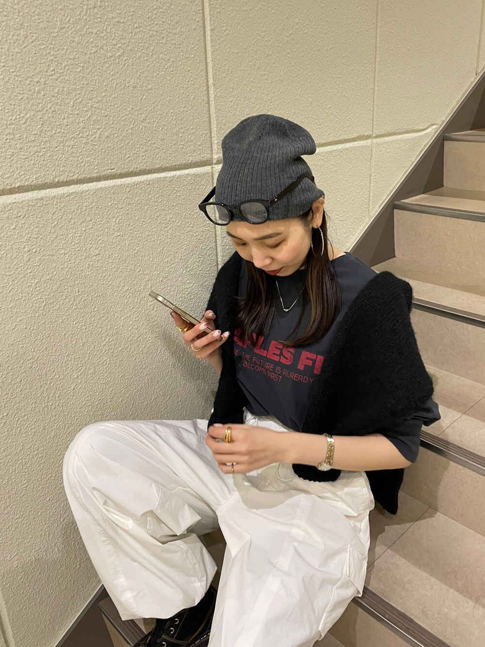 ホワイト系のカーゴパンツ、グレー系のTシャツ/カットソー、ブラック系のブーツを着用したレディースの冬コーディネートの3枚目の写真