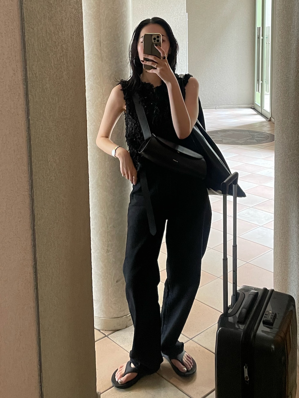 ブラック系のサンダル、ブラック系のデニムパンツ、ブラック系のシャツ/ブラウスを着用したレディースの夏コーディネートの3枚目の写真