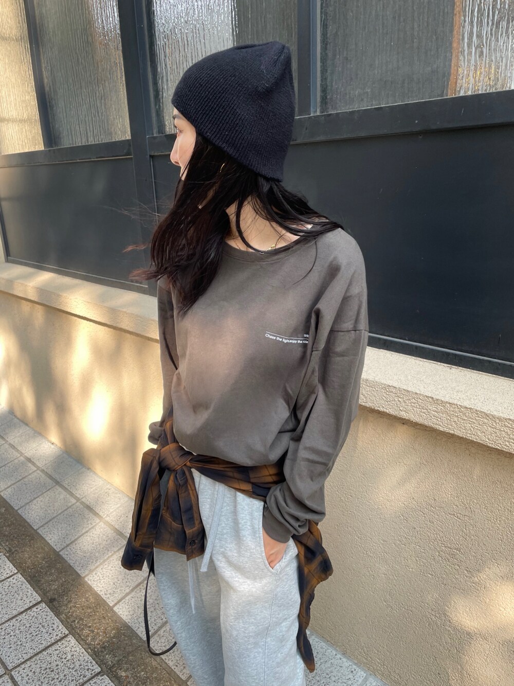 ブラック系のブーツ、ブラック系のショルダーバッグを着用したレディースの秋コーディネートの3枚目の写真