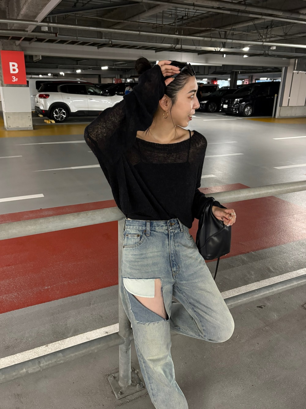 ブラック系のショルダーバッグ、ブラック系のブーツを着用したレディースの夏コーディネートの5枚目の写真